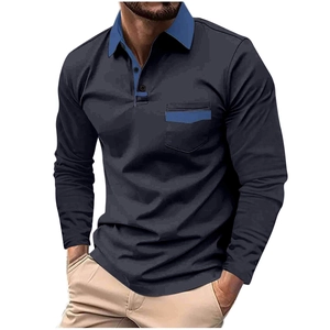 Dettaglio polo blu scuro a maniche lunghe con colletto a contrasto azzurro e taschino frontale