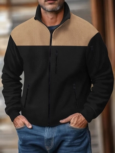 Detalle de chaqueta polar para hombre con cuello alto, diseño color block y cremalleras