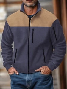 Detalle de chaqueta polar para hombre con diseño color-block y múltiples bolsillos con cremallera