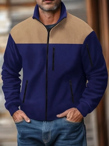 Detalle de chaqueta polar para hombre con cuello alto y varios bolsillos con cremallera