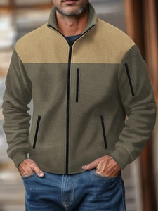 Vista detallada de chaqueta forro polar para hombre con bolsillos con cremallera y bicolor