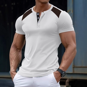 Λεπτομέρεια από λευκή μπλούζα Henley slim fit με υφή βάφλας και καφέ μπαλώματα στους ώμους