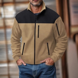 Chaqueta de forro polar para hombre en caqui y negro con cuello alto y bolsillos