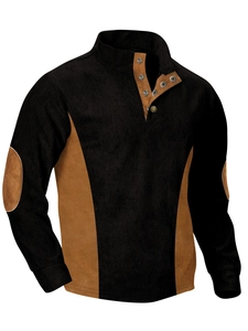 Detalle de textura de pana y parches marrones en sudadera negra de hombre con cuello alto