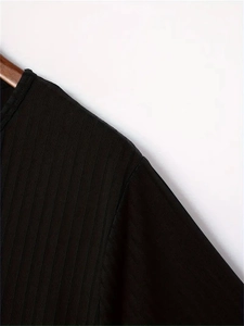 T-shirt Henley noir pour hommes, coupe ajustée avec col en V et texture à rayures