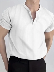 Détail du col Henley blanc avec texture côtelée et boutons blancs sur une chemise ajustée