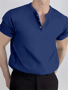 Détail d'un t-shirt Henley bleu marine à coupe ajustée avec col en V à boutons