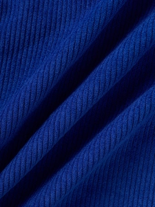 Vista de primer plano de tela de pana azul oscuro con una textura de costillas verticales