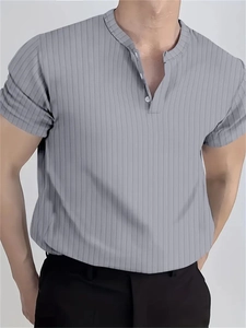 Gros plan détaillé du tissu en maille côtelée grise et du col Henley boutonné du t-shirt homme