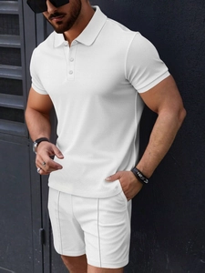 Ensemble d'été blanc pour hommes avec polo en maille gaufrée et short décontracté assorti