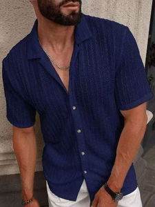 Vista detallada del polo de punto azul marino para hombre con tejido transpirable texturizado