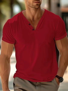 Détail d'un t-shirt Henley rouge avec boutons au col V et texture en maille respirante