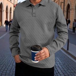 Polo da uomo grigia a maniche lunghe con trama a maglia a V in un contesto urbano moderno
