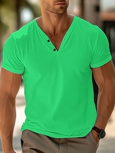 Vue détaillée du t-shirt Henley vert fluo avec deux boutons noirs et coupe ajustée