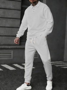 Détail du haut polo blanc à manches longues et pantalon de jogging pour hommes texturé