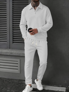 Détail de l'ensemble polo manches longues et pantalon pour homme avec texture gaufrée