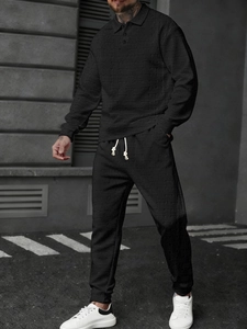 Détail d'un ensemble polo et pantalon noir pour homme avec texture tricotée gaufrée