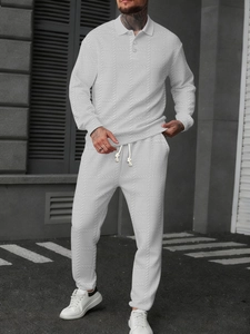 Détail d'un ensemble polo à manches longues et pantalon de jogging en maille texturée
