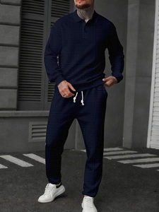 Texture détaillée de l'ensemble polo à manches longues et pantalon bleu marine pour hommes