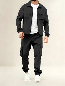 Vooraanzicht van een zwart utility cargo jack en bijpassende jogger set voor heren op een model