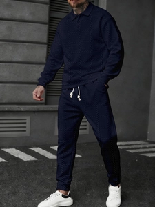 Détail d'un polo à manches longues et pantalon en maille bleu foncé avec motif texturé