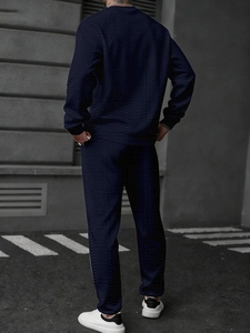 Détail de l'ensemble polo à manches longues et pantalon bleu marine texturé