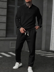 Détail de l'ensemble polo noir à manches longues avec texture jacquard en forme de V