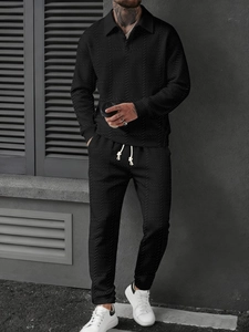 Détail de l'ensemble polo noir pour hommes à manches longues avec texture gaufrée