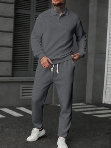 Détail de l'ensemble polo gris pour hommes avec tissu à texture tissée en chevrons