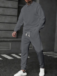 Détail du polo à manches longues gris foncé texturé et du pantalon de jogging assorti
