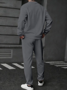 Ensemble polo gris à manches longues pour homme avec tissu texturé et design géométrique