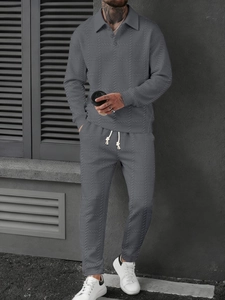 Détail de l'ensemble polo gris pour homme avec texture chevrons et cordon de serrage