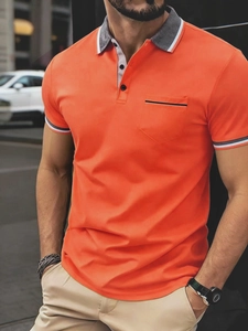 Polo da uomo arancione brillante con colletto a contrasto grigio e tasca, look casual