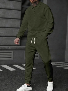 Gros plan sur l'ensemble polo homme vert olive avec texture gaufrée et cordons blancs