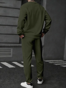 Détail de l'ensemble de survêtement vert foncé pour hommes avec motifs en tricot texturés