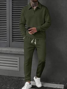 Détail de l'ensemble polo vert olive avec texture en maille à chevrons et cordon blanc