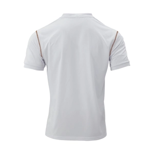 Détail du dos d'un polo blanc avec des surpiqûres décoratives de couleur marron
