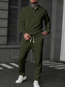 Détail de l'ensemble polo manches longues et pantalon vert olive pour homme avec texture en V