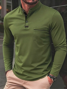 Dettaglio della polo Henley verde militare con collo alla coreana e taschino da uomo