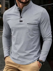 Dettaglio di maglia Henley grigia a maniche lunghe con taschino e tessuto testurizzato