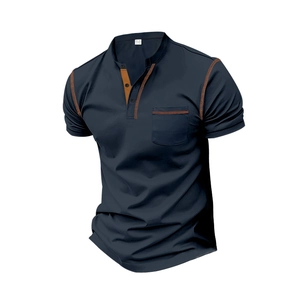 Détail du t-shirt Henley bleu marine avec coutures contrastées brunes et poche de poitrine