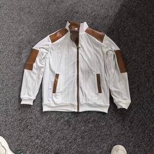 Giacca da uomo in maglia a trecce bianca con toppe in pelle marrone e chiusura a zip intera
