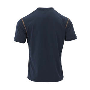 Détail arrière d'un polo pour homme avec coutures orange contrastées et tissu en maille bleu