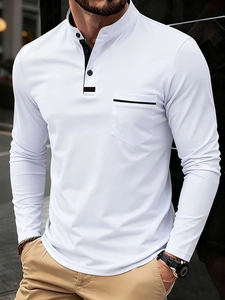 Dettaglio del colletto della camicia Henley bianca con finiture e taschino sul petto