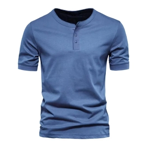Detailansicht der verstärkten Nähte und des Dreiknopf Ausschnitts am blauen Henley-Shirt