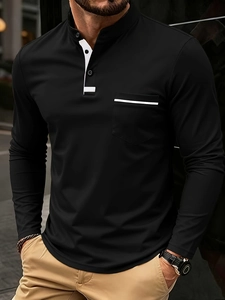 Dettaglio della polo Henley nera con profili bianchi a contrasto sulla tasca sul petto