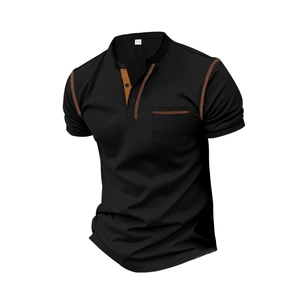 Détail d'un chemisier Henley noir en coton avec coutures contrastées brunes et poche