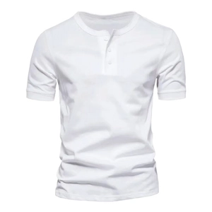 Detailansicht eines weißen Slim-Fit-Henley-Shirts mit klassischem Drei-Knopf-Ausschnitt