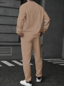 Détail de l'ensemble polo pour hommes en texture gaufrée camel avec tissu de qualité