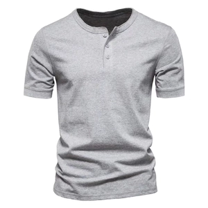 Detailansicht des grauen Henley-Shirts mit Knopfleiste und Baumwoll-Strickgewebestruktur